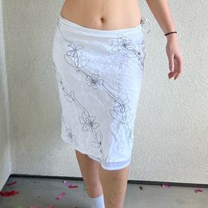 Low waisted white floral skirt